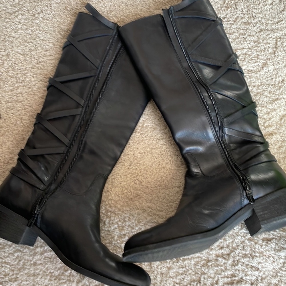BCBG boots all leather